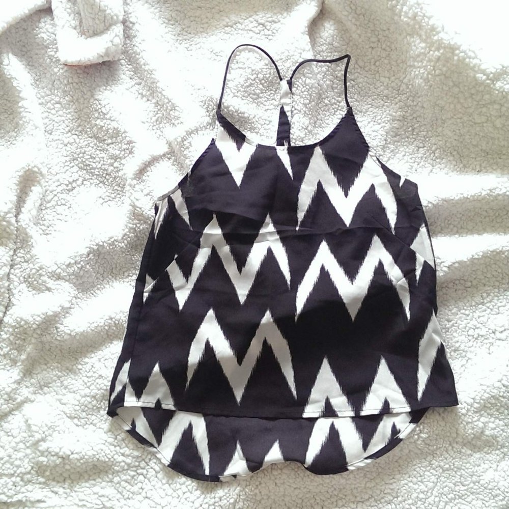 H&M Black an white zigzag top